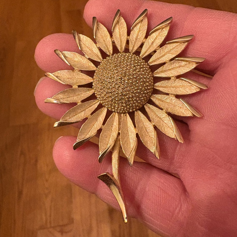 Vintage Trifari Sunflower Brooch Goldtone Retro 2 3/4” long Excellent Condition